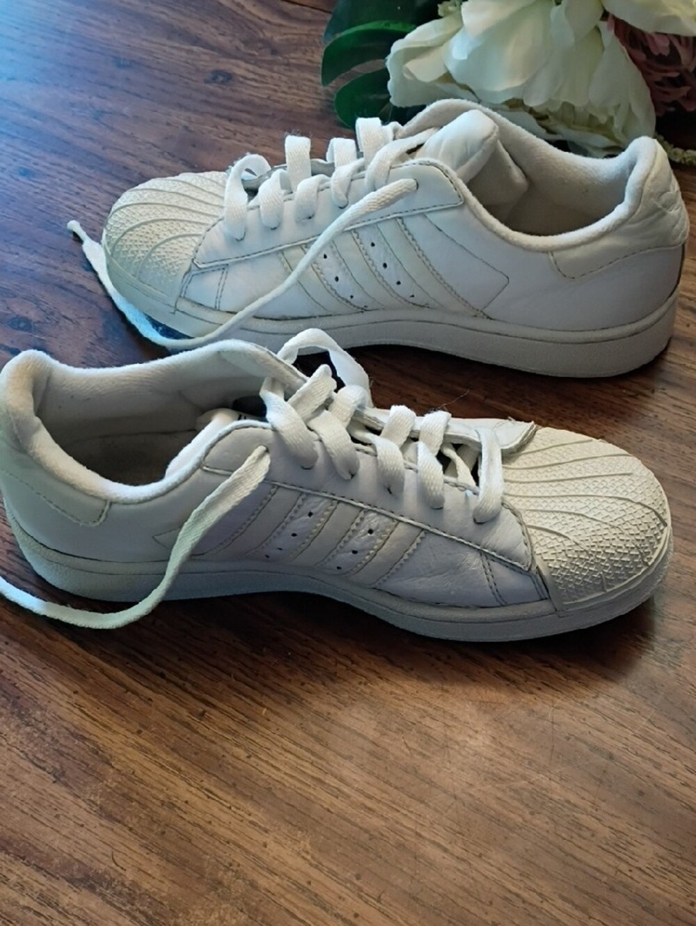 🩷Kids Adidas White Classic Shell Toe Sneakers - Picture 4 of 9